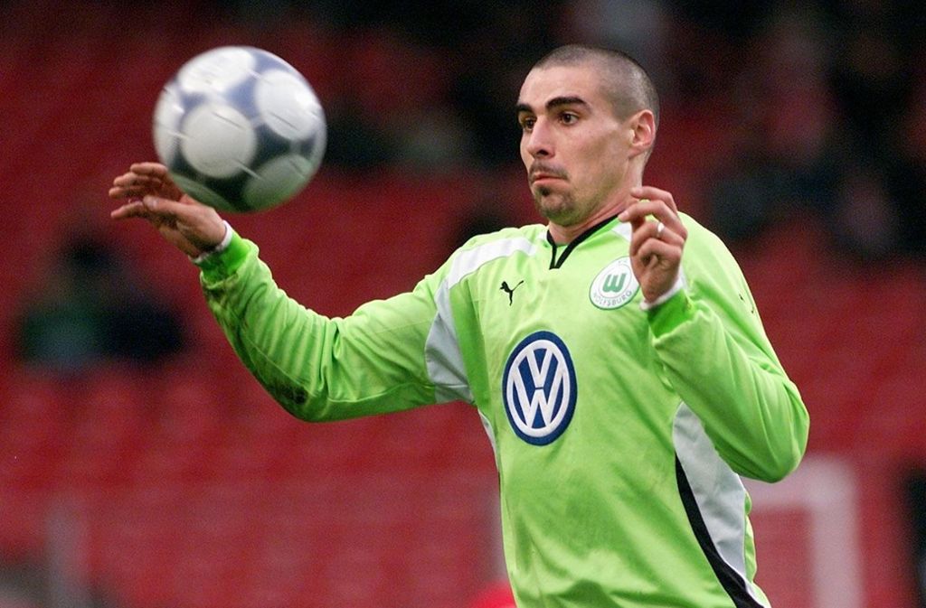 Vor der Zeit in Leverkusen spielte Sebescen von 1999 bis 2001 beim VfL Wolfsburg.