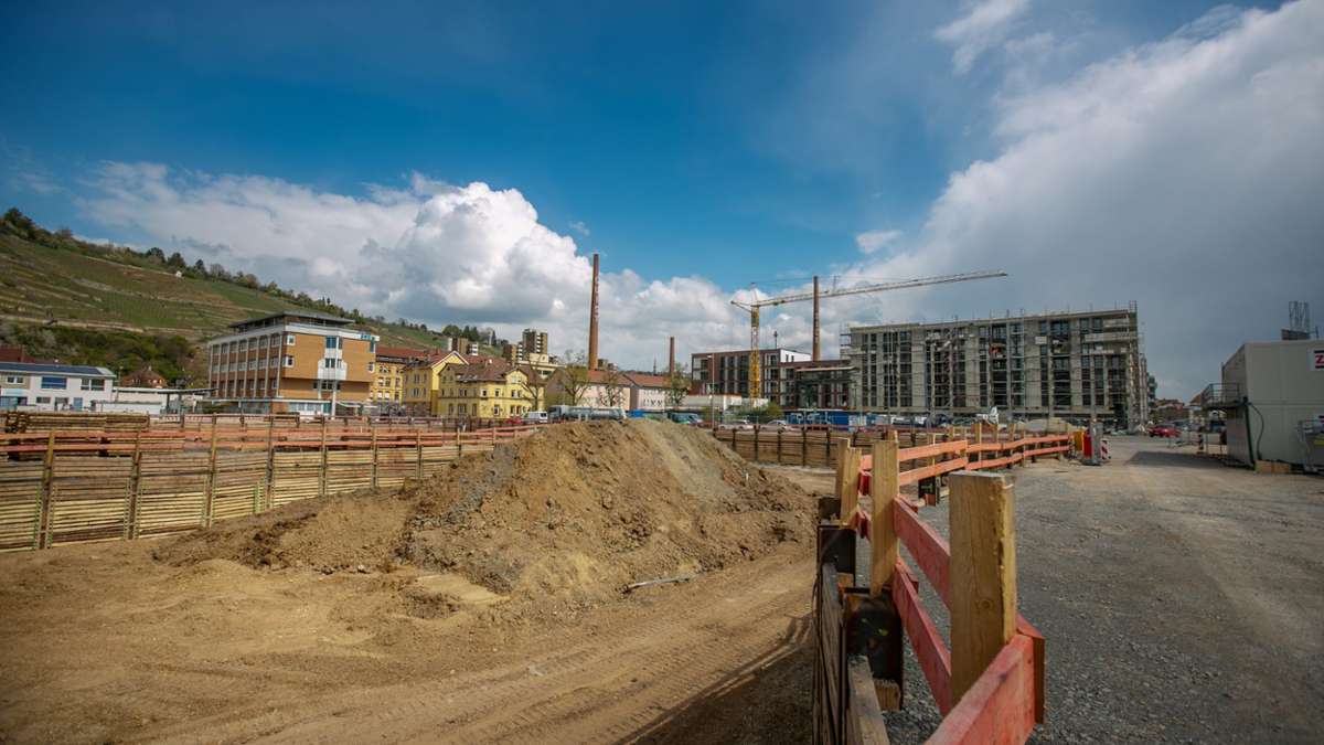  In der Esslinger Weststadt geht das Land in die Tiefe: An der Bahnlinie wird die Baugrube für einen neuen Hochschulcampus ausgehoben. Das Land investiert knapp 150 Millionen Euro. 