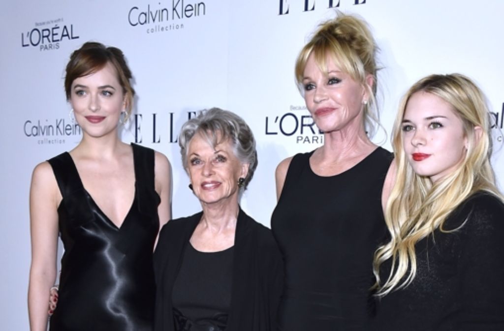 Schauspielerin Melanie Griffith kam mit ihrer Mutter Tippi Hedren (Hitchcocks „Die Vögel“)und ihren Töchtern Stella Banderas (rechts) und Dakota Johnson (Fifty Shades of Grey).  Foto: AP/Invision