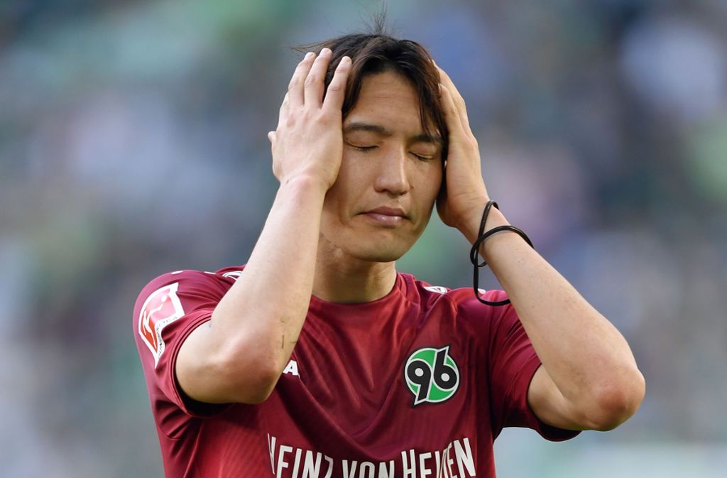 6 Abstiege: Genki Haraguchi kann es nicht fassen. In diesem Jahr ist Hannover 96 nach 1974, 1976, 1986, 1989 und 2016 zum insgesamt sechsten Mal abgestiegen.