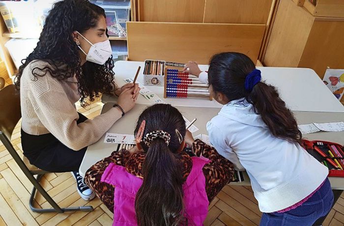 FSJ in einer Vorbereitungsklasse: Jinan hilft Kindern beim Deutschlernen