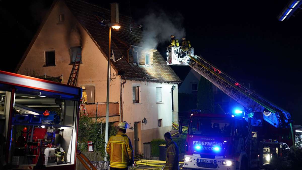 Brand eines Wohnhauses in Nürtingen: Hund rettet Bewohner und stirbt in Flammen
