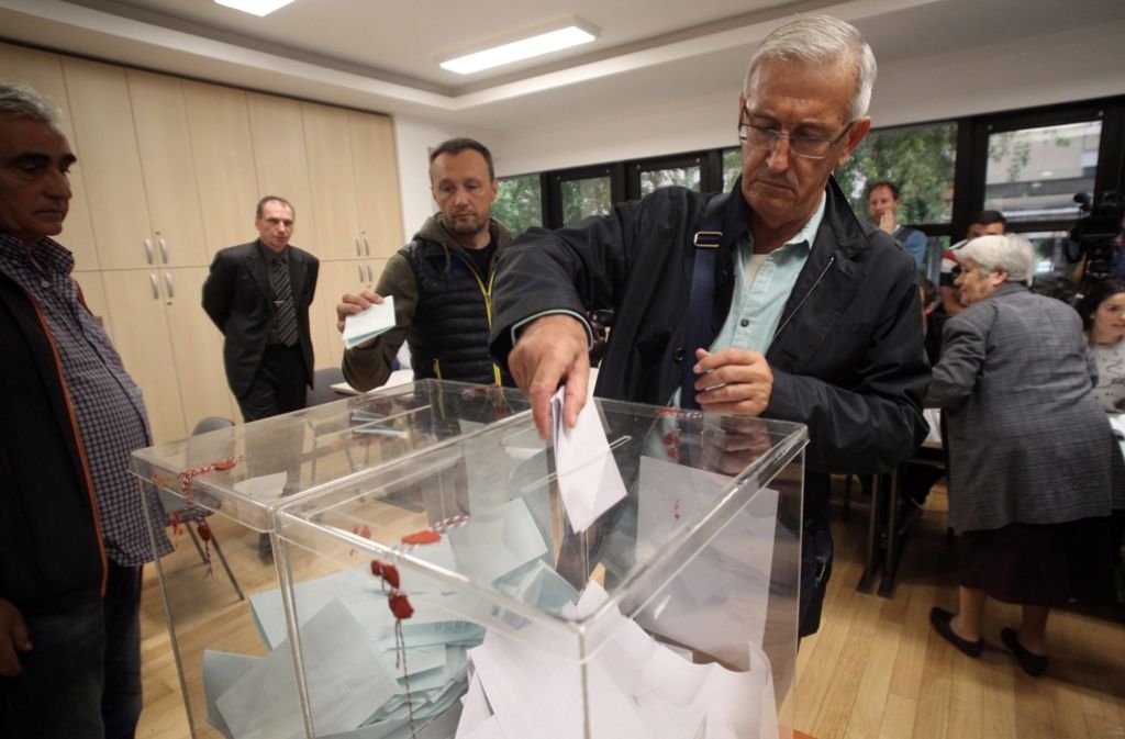 Stimmabgabe in Serbien: Die Bürger des Landes haben wohl die liberal-konservative Fortschrittspartei von Ministerpräsident Vucic als stärkste Kraft in das Parlament gewählt. Foto: dpa