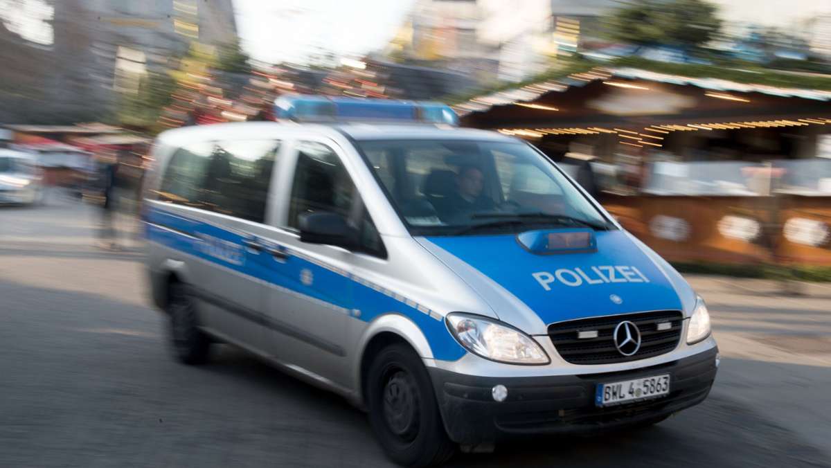 Unfallflucht auf A 81 bei Böblingen: Lkw-Fahrer drängt Ford in Leitplanke