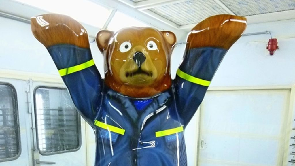 THW-Maskottchen in Feuerbach: Lackierer kleiden den THW-Bären neu ein
