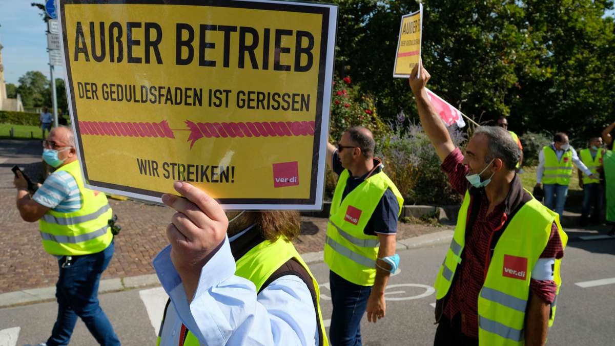  Der Arbeitskampf der Busfahrer wird auf Stuttgarts Straßen sichtbar. Rund 750 Streikende versammeln sich in der Stuttgarter Innenstadt, um ihren Forderungen Nachdruck zu verleihen. 