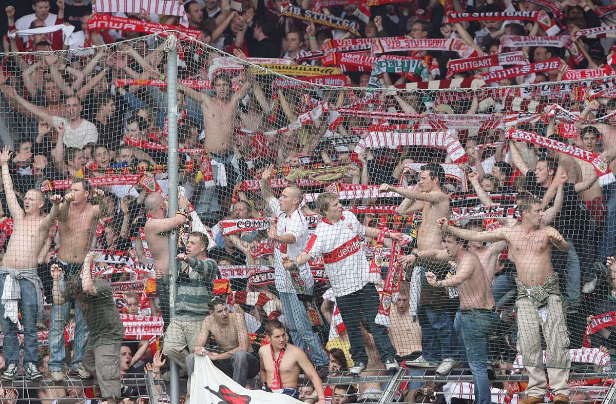 Mehr als 10.000 VfB-Fans folgten ihrer Mannschaft ins Ruhrgebiet – voller Vorfreude und mit der leisen Hoffnung, schlussendlich doch noch die erste Deutsche Meisterschaft seit 1992 feiern zu können.
