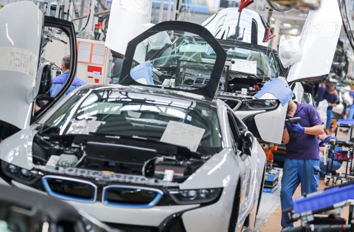 Gehaltstabelle und Vergütung: Zahlt BMW besser als Mercedes?