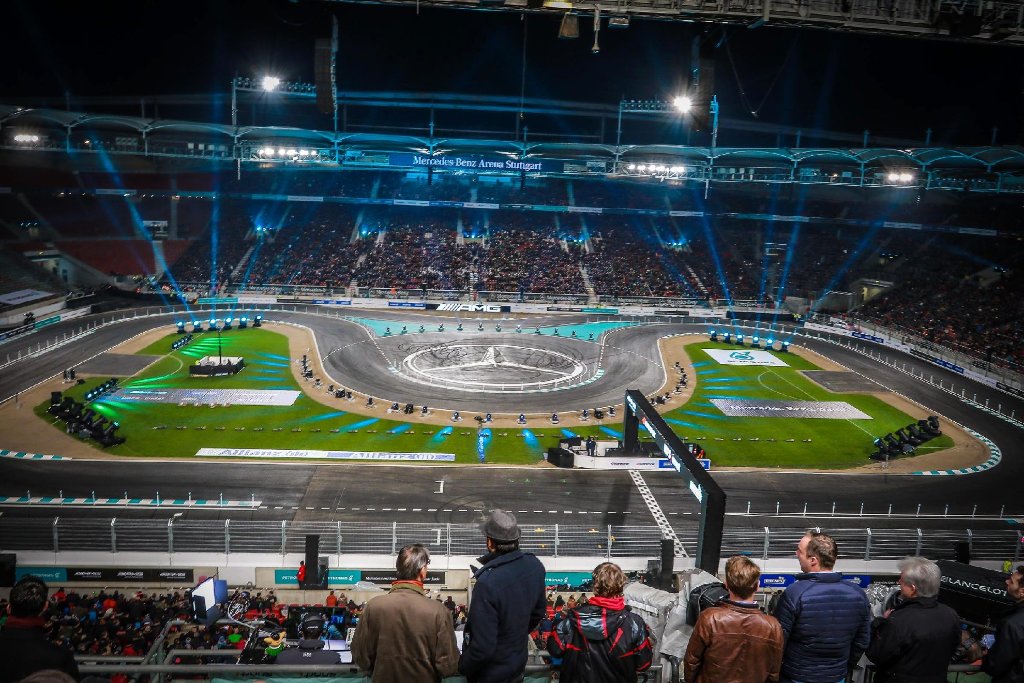 12. Dezember: Bei "Stars and Cars" in der Stuttgarter Mercedes-Benz-Arena geht es hoch her. Die Motorsport-Größen von Mercedes-Benz duellieren sich auf der Rennstrecke, während auf der Showbühne Cro und Culcha Candela den 36.000 Zuschauern einheizen.
