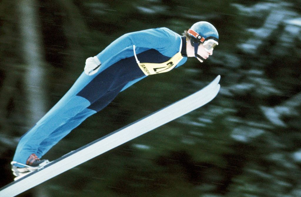 Hans-Georg Aschenbach (68) war einer der erfolgreichsten Skispringer der DDR. Der Olympiasieger und viermalige Weltmeister gewann die Vierschanzentournee 1974. Als Athlet und Arzt erhielt er tiefe Einblicke ins Dopingsystem der DDR, das er nach seiner Flucht in den Westen, bei der er seine Familie zurücklassen musste, öffentlich anprangerte. 2012 schrieb er unter dem Titel „Euer Held. Euer Verräter. Mein Leben für den Leistungssport“ seine Biografie.