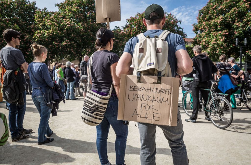 Dieser Demonstrant hat sich ein Pappschild an den Rucksack gehängt: „Bezahlbarer Wohnraum für alle“, fordert er.