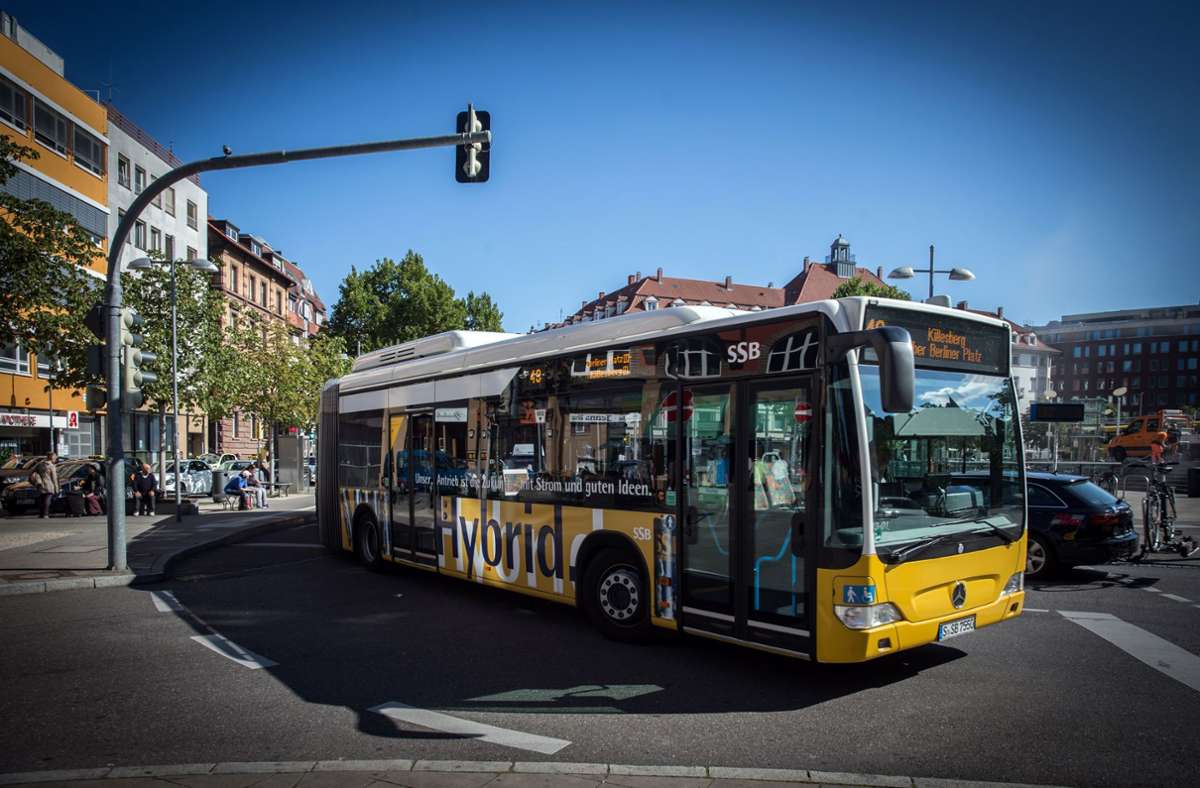 Ein Hybridbus am Marienplatz: Die SSB sollen und wollen die Anschaffung von umweltfreundlichen Fahrzeugen forcieren. Foto: Lichtgut/Achim Zweygarth