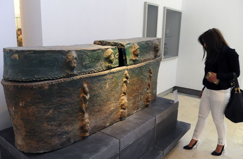 Eine Besucherin vor antiken Artefakte während der Wiedereröffnungszeremonie für das Syrische Nationalmuseum.