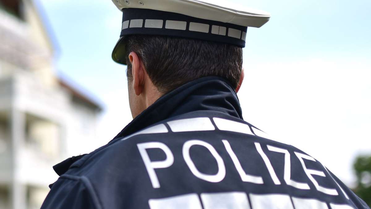  Eine unbekannte Gruppe an Jugendlichen soll am 19. November die Fensterscheibe der Eingangstür eines Wohnhauses in Schönaich eingeworfen haben. Die Polizei bittet um Zeugen. 