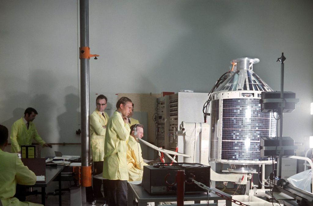 1969: Eine Flugeinheit beim Solarzellentest mit 600 Watt an dem ersten deutschen Forschungssatelliten Azur im Reinstraum des Forschungsinstitutes in Ottobrunn bei München.