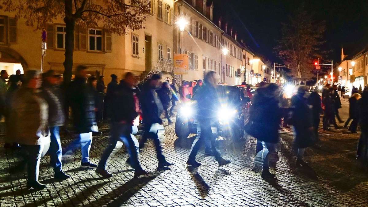  Gegner von Coronamaßnahmen haben auch in Ludwigsburg den Spaziergang für sich entdeckt – allerdings nur an Montagen. Die Reaktionen der Passanten sind gemischt. 