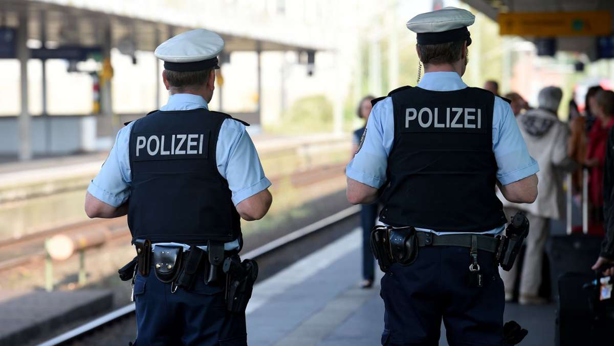  Wie bekommt man zwei stark Betrunkene wieder aus einer S-Bahn? Vor dieser Aufgabe standen in der Nacht zum Dienstag Beamte der Bundespolizei im Stuttgarter Hauptbahnhof. 