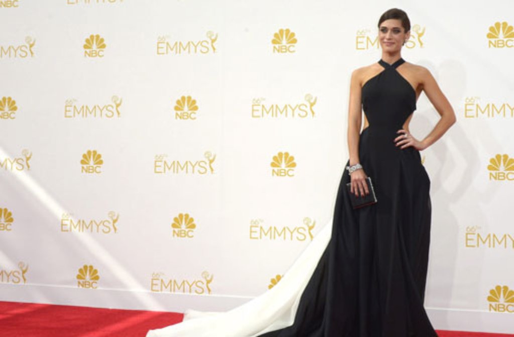 "Masters of Sex"-Star Lizzy Caplan bekam für ihre schwarz-weiße Donna-Karan-Robe jede Menge Beifall.