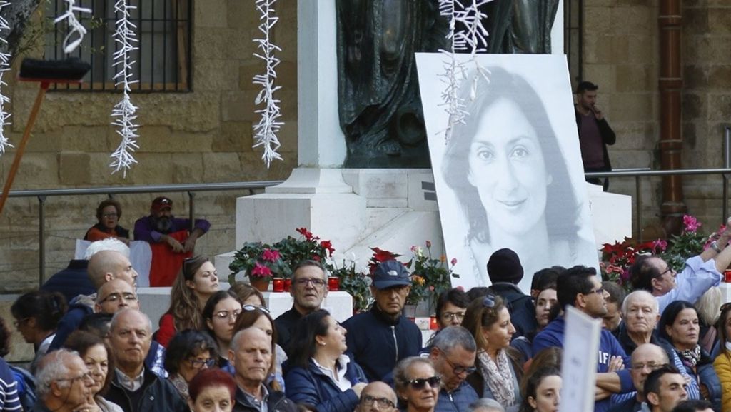  Seit Tagen protestieren Tausende in Malta gegen die Regierung. „Mafia-Staat“ ist ihr Schlagwort. Das Land erschüttert zwei Jahre nach dem Mord an einer Journalistin ein Polit-Erdbeben. Nun fällt der Premier. 