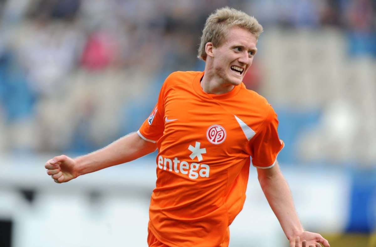 2006 kam Schürrle ins Nachwuchsleistungszentrum des Bundesligisten 1. FSV Mainz 05, mit dessen A-Jugend-Mannschaft er 2009 deutscher Meister wurde. 2009 erhielt er einen Vertrag bei den Profis, am 19. September 2009 wurde der Youngster mit seinen ersten beiden Toren zum bisher jüngsten Bundesligatorschützen des 1. FSV Mainz 05.