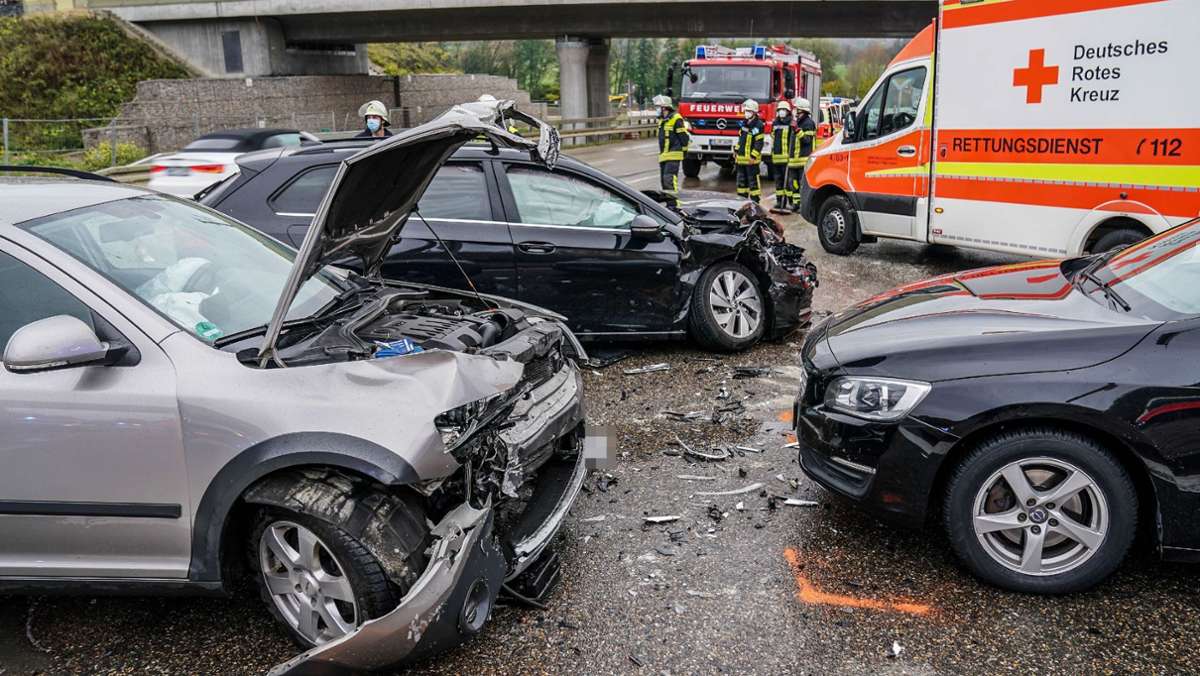  Bei einem schweren Unfall sind am Samstagnachmittag an der Autobahnauffahrt in Weilheim im Kreis Esslingen vier Menschen schwer verletzt worden. 