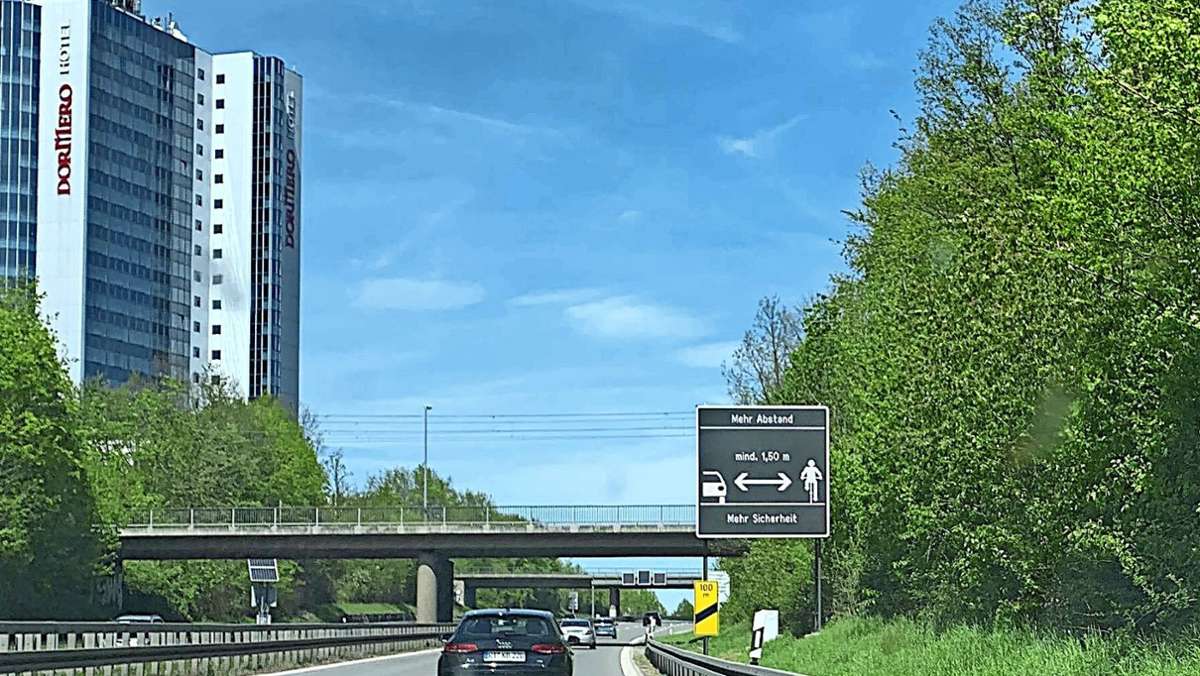 Radler auf B 27 in Stuttgart?: Das steckt hinter dem kuriosen Schild
