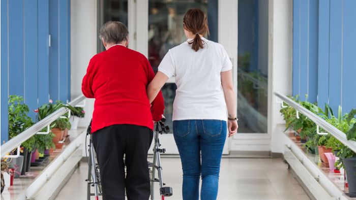 Pflegekrise: „Öfter mal übers Alter quatschen“