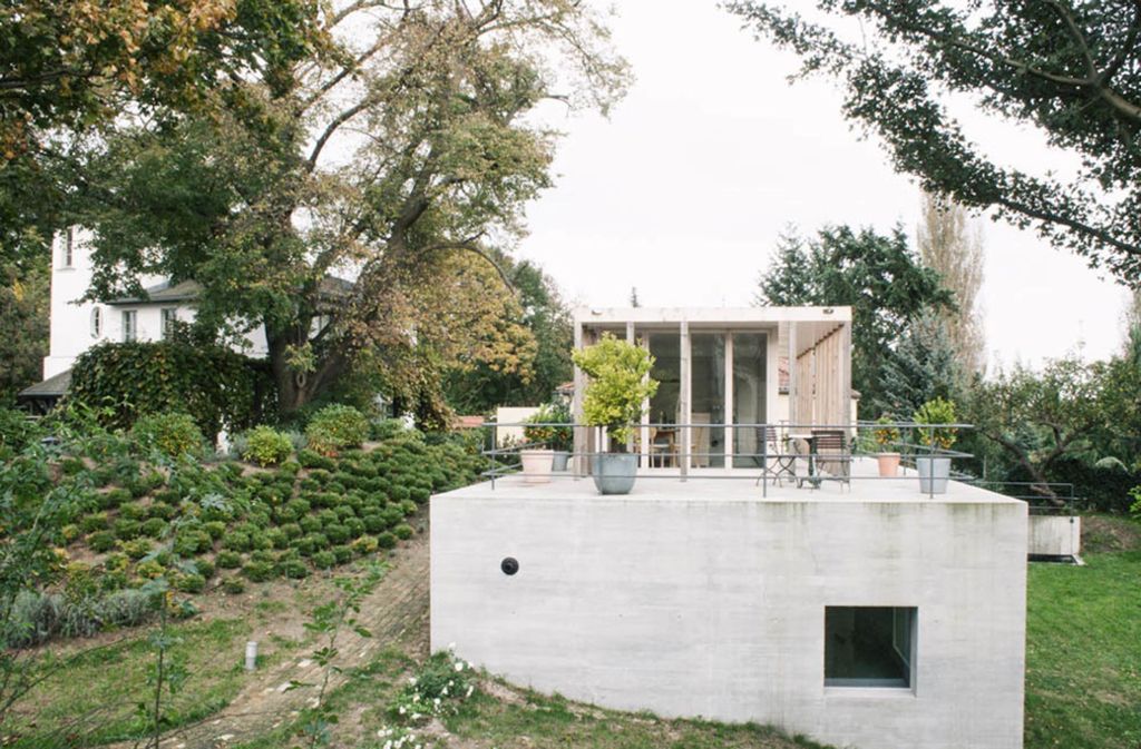 Beim „Jahreszeitenhaus“ auf der Insel Werder unweit von Berlin wählten die Büros Jurek Brüggen Arch BSc ETH + Sebastian Sailer Kosa Architekten das Bild eines vorgefundenen Steins, der zu einem Haus ausgebaut wird.
