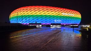 FC Bayern lässt die Arena in Regenbogenfarben leuchten