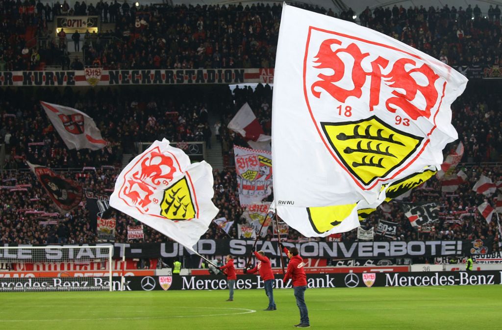 Während der NS-Zeit ausgeschlossene Mitglieder des VfB Stuttgart werden symbolisch wieder in den Verein aufgenommen. Foto: Pressefoto Baumann