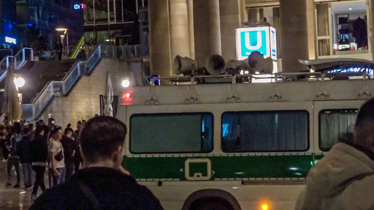 Alkoholverbot in Stuttgart: Polizei räumt Freitreppe am Kleinen Schlossplatz