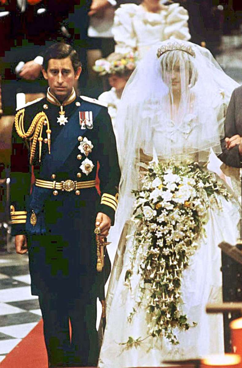 Am 29. Juli 1981 geben sich Diana und Charles in der St. Paul’s Cathedral in London das Ja-Wort. Eine Hochzeit der Superlative: Die kleinere Westminster Abbey, wo sich die Windsors traditionell vermählen, hat das Nachsehen - sie hätte die Masse an Gästen nicht fassen können.