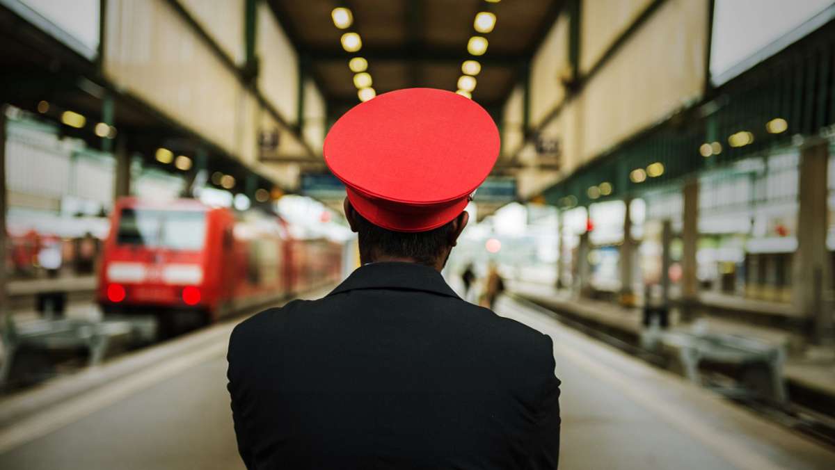 Die Deutsche Bahn sieht sich durch die Coronapandemie in der größten Krise seit ihrer Gründung – und fordert nun die Lokführergewerkschaft GDL mit dem Vorschlag eines „solidarischen Beitrags“ der Beschäftigten heraus. 