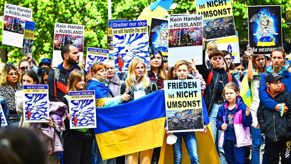 Ukraine-Demo in Stuttgart: Geschäfte mit Russland  stehen am Pranger