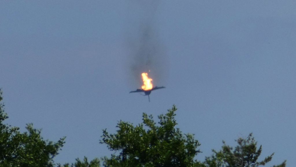  Nach dem Zusammenstoß zweier „Eurofighter“ in Mecklenburg-Vorpommern hat der überlebende Pilot das Krankenhaus verlassen. Der zweite Pilot kam bei dem Crash ums Leben. 