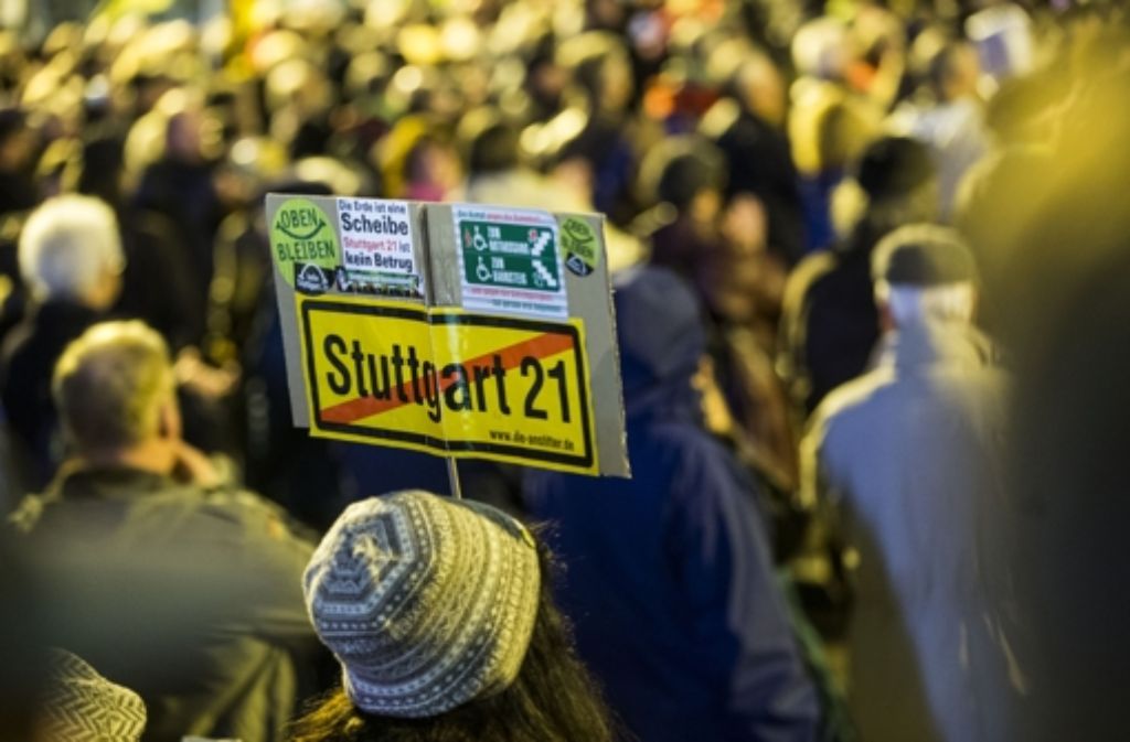 Die Organisatoren wollen auch künftig direkt am Hauptbahnhof demonstrieren. In unserer Bildergalerie erfahren  Sie mehr über die Geschichte der Proteste gegen das Großprojekt Stuttgart 21. Foto: Achim Zweygarth