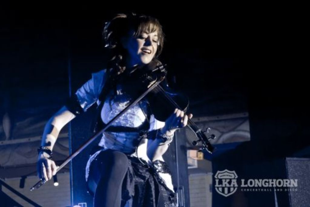 Nicht ohne ihre Geige: Lindsey Stirling 2013 im LKA.
