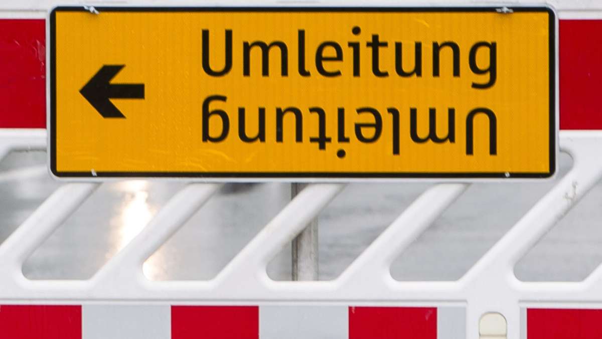  Weitere Straßensperrungen in Böblingen. Die Verlegung von Fernwärmeleitungen am Rauhen Kapf führt zu Einschränkungen für Autofahrer und Bewohner. 
