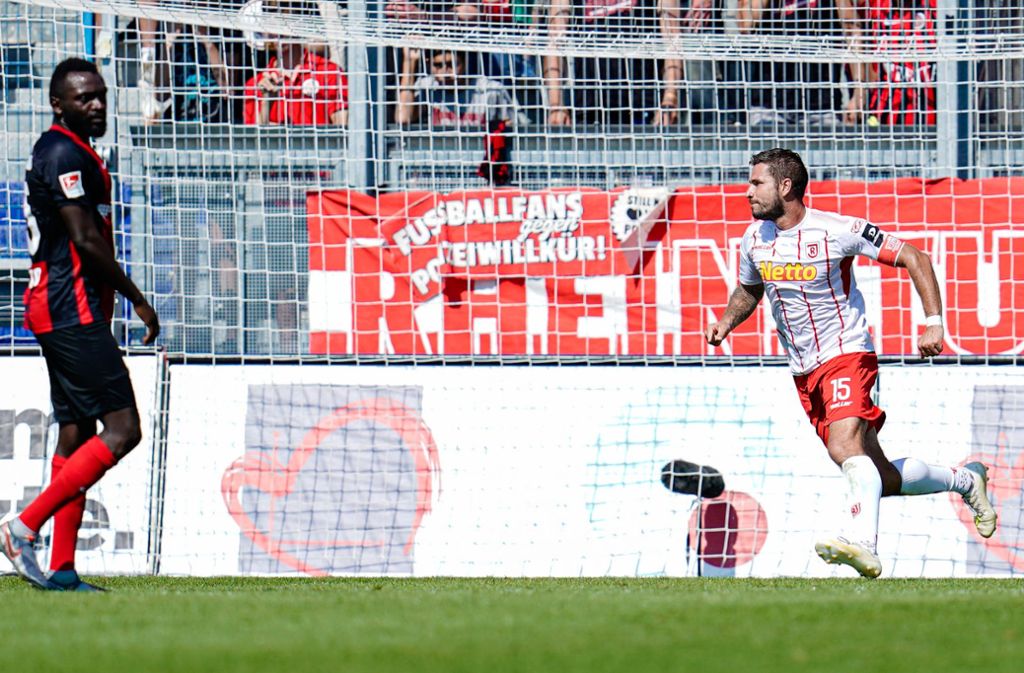 Marco Grüttner dreht im Dress von Jahn Regensburg jubelnd ab. Am 31. August trifft er beim 5:0 in Wiesbaden dreimal. In der dritten Liga war ihm schon einmal im Spiel beim Chemnitzer FC ein Tore-Dreierpack gelangen.