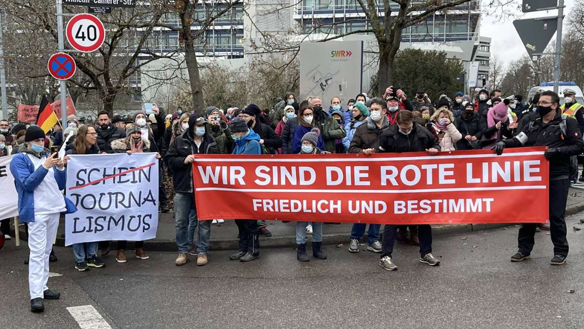  Am Samstag demonstrieren in Stuttgart über 1000 Menschen gegen die Corona-Maßnahmen demonstriert. Die Polizei vermeldet auch eine Festnahme. 