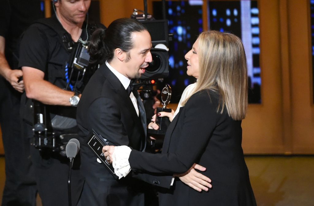 Barbra Streisand übergibt einen Tony an Lin-Manuel Miranda für „Hamilton“.