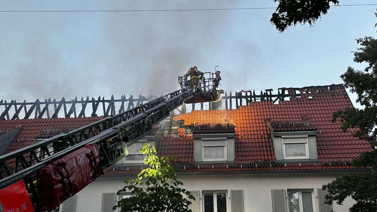 Großeinsatz in Oberesslingen: Dachstuhlbrand ruft Feuerwehr auf den Plan – hoher Schaden