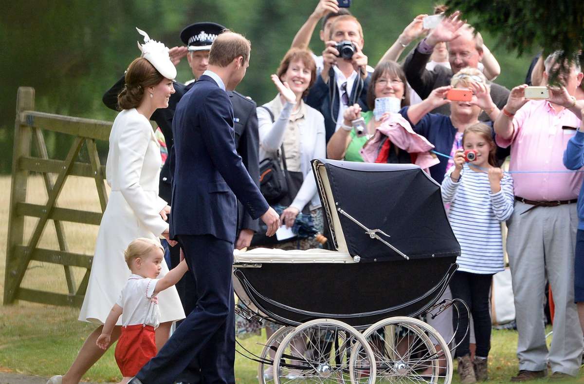 Im roten Höschen kam Prinz George zur Taufe seiner kleinen Schwester Charlotte.