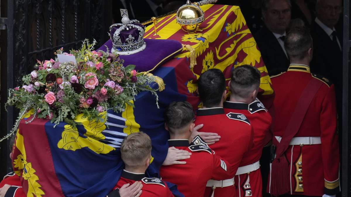 Queen Elizabeth II.: Sarg im Familienkreis beigesetzt