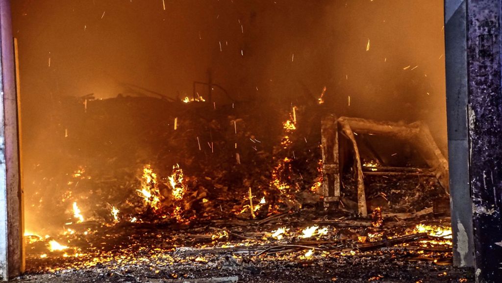 Schlimmes Feuer  in Leonberger Vergärungsanlage: Großbrand: Feuerwehr kämpft gegen Gasaustritt