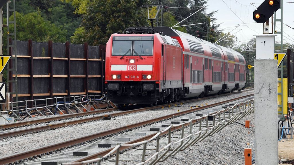 Rheintalbahn bei Lahr: Unbekannte verteilen Schottersteine auf Bahnstrecke