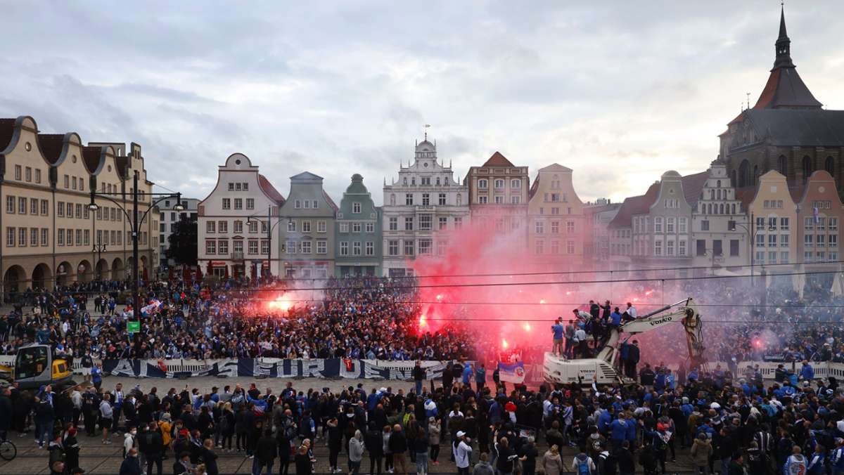 Nach Aufstieg von Hansa Rostock: Ausschreitungen im Stadtgebiet – Polizei und Feuerwehr angegriffen