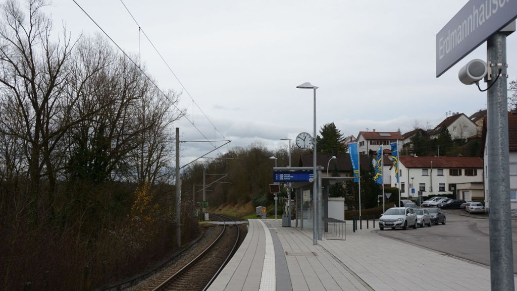 S-Bahn in Richtung Backnang: Mann stürzt sich auf 23-Jährige