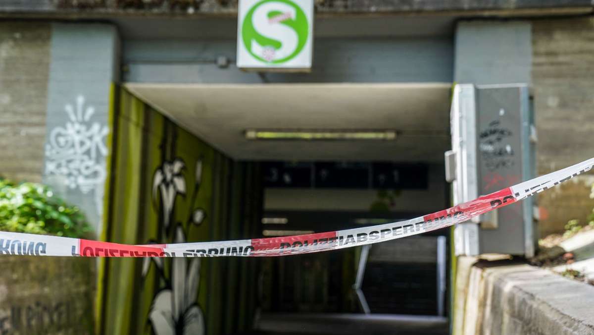  Nach dem gewaltsamen Tod eines Mannes am Bahnhof in Weinstadt-Endersbach (Rems-Murr-Kreis) hat die Polizei neue Erkenntnisse bekannt gegeben. Der mutmaßliche Täter ist für die Polizei kein Unbekannter. 