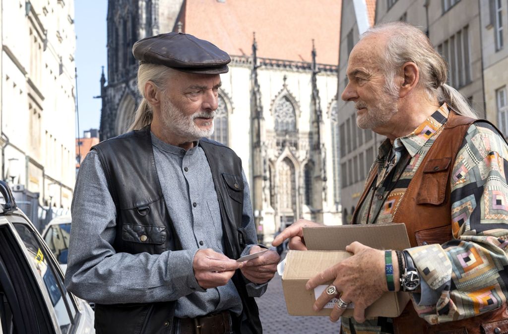 Münsteraner Taxifahrer unter sich: Herbert Thiel (Claus D. Clausnitzer, r) zeigt seinem Kollegen Fritz Mertens (Wolfgang Packhäuser, l) die neuen Visitenkarten.